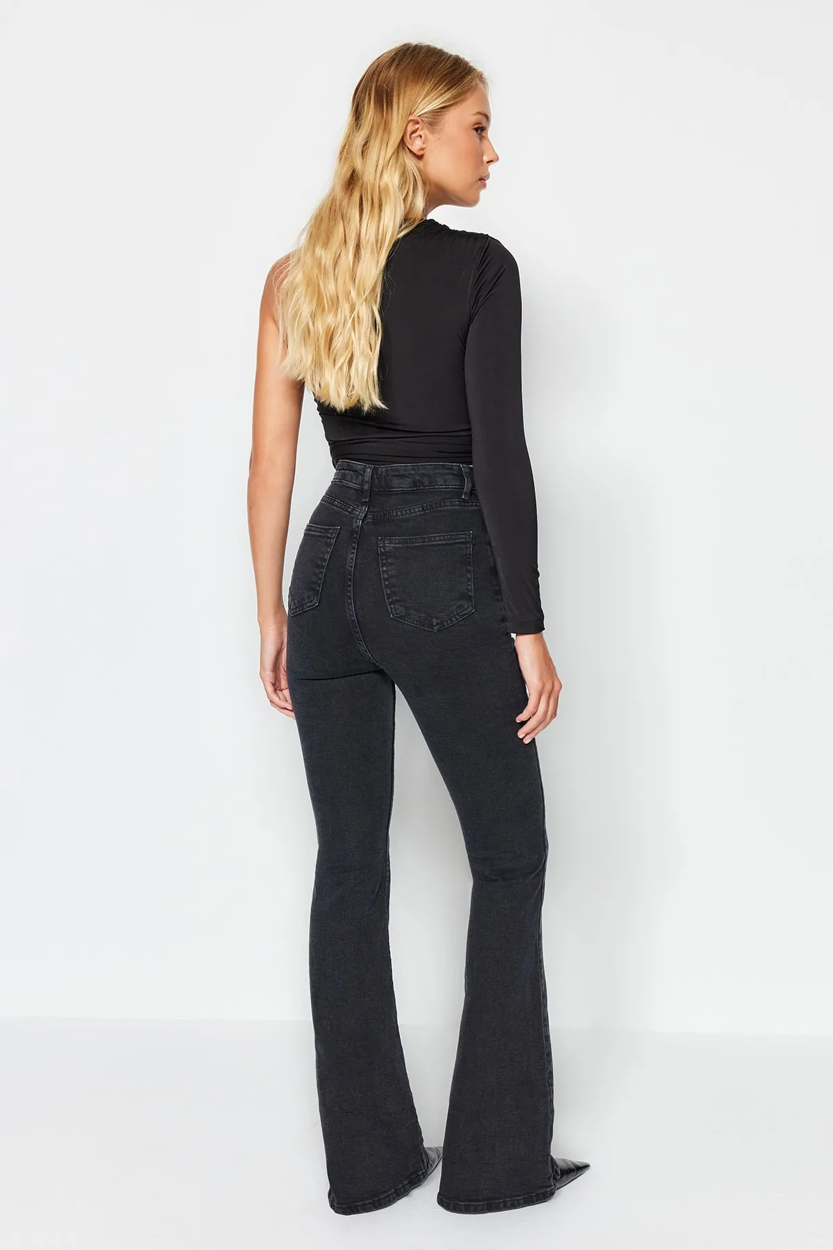 Trendyol Collection  Schwarze Schlagjeans mit hoher Taille TWOSS21JE0246