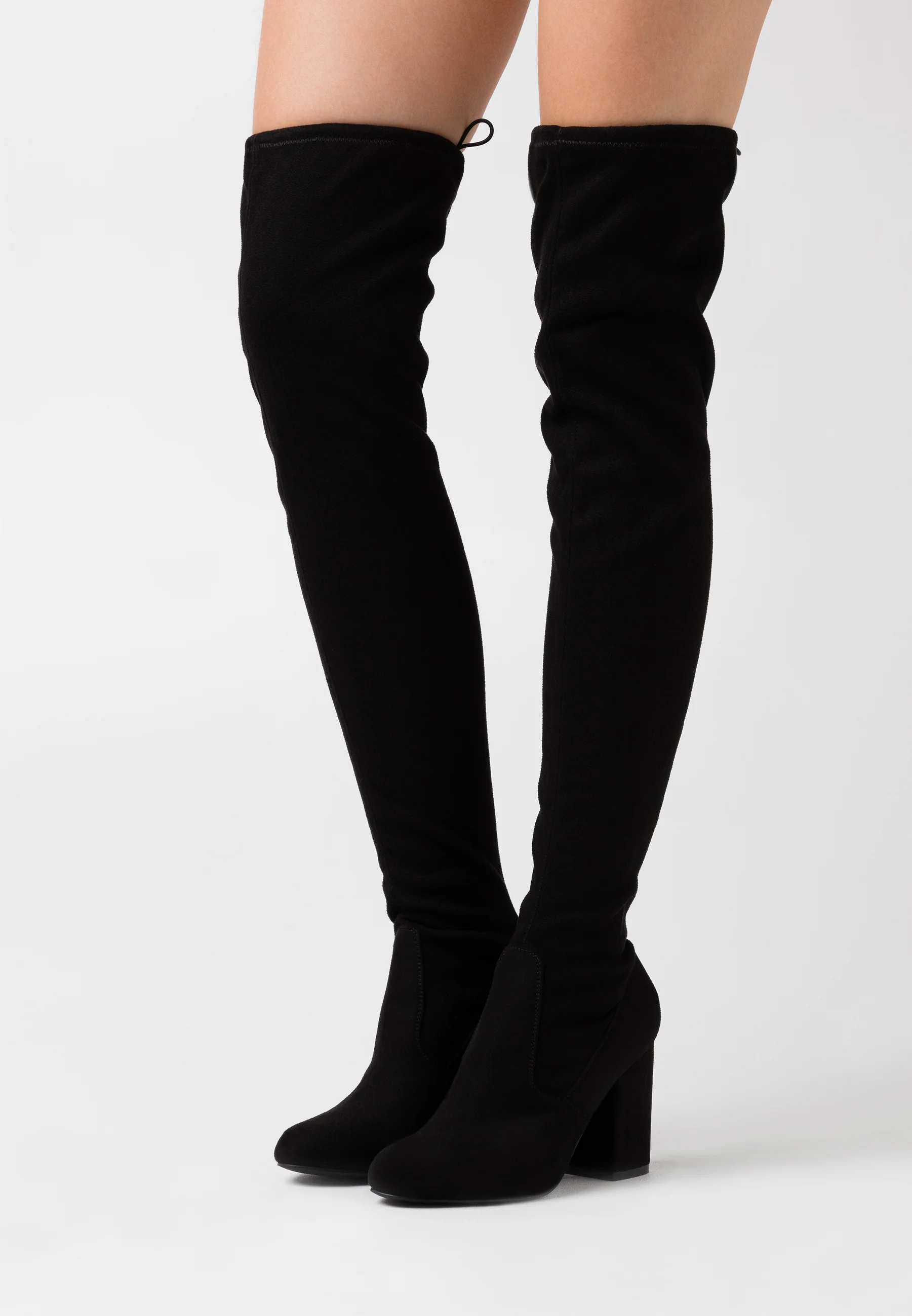 Botas de tacón alto pares e impares