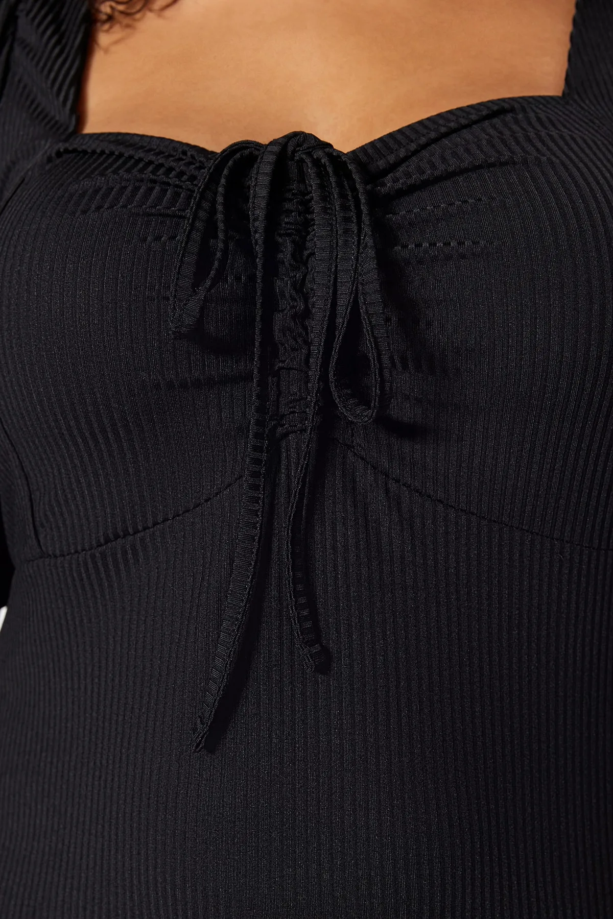 Trendyol Curve  Schwarzes Strickkleid mit Herzkragen TBBSS23AH00118