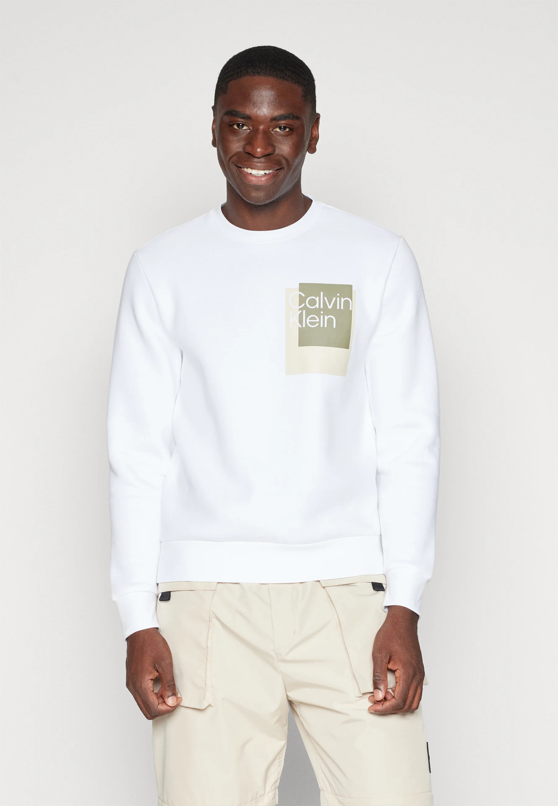 Sudadera con logo de caja superpuesto de Calvin Klein