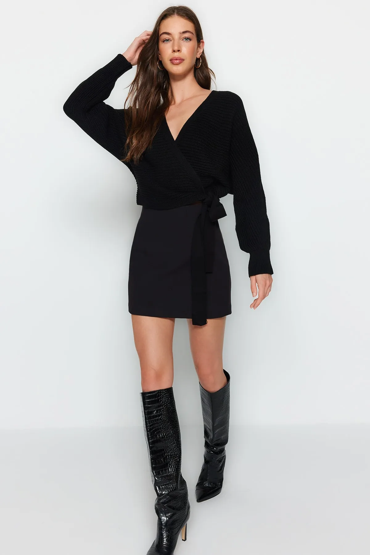 Trendyol Collection  Schwarzer Strickpullover mit V-Ausschnitt TWOAW24KZ00865