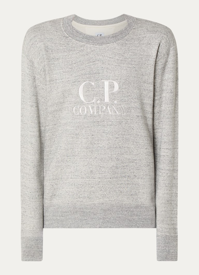 CP Companyn neulepusero, jossa logobrodeeraus