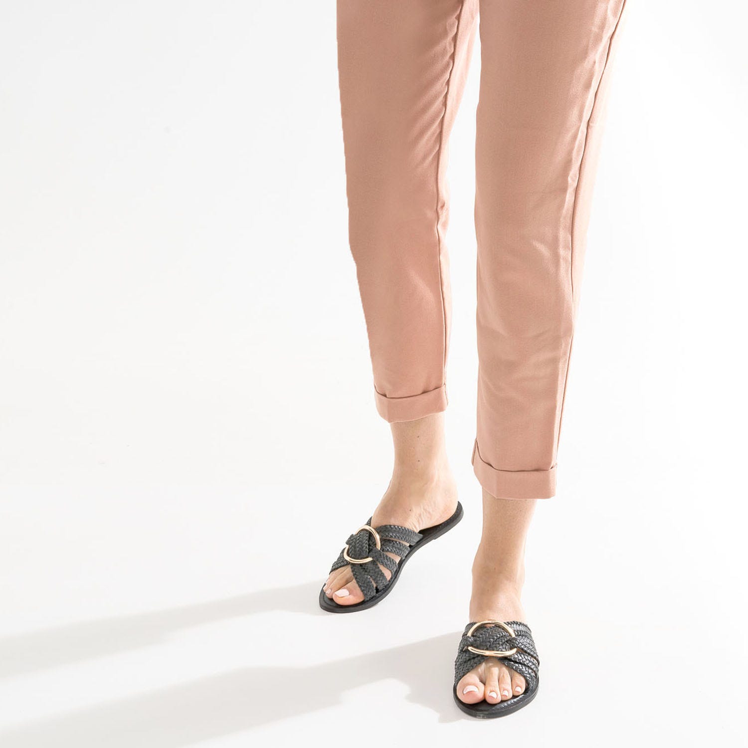 Mule noire en cuir tressé avec maxi anneau