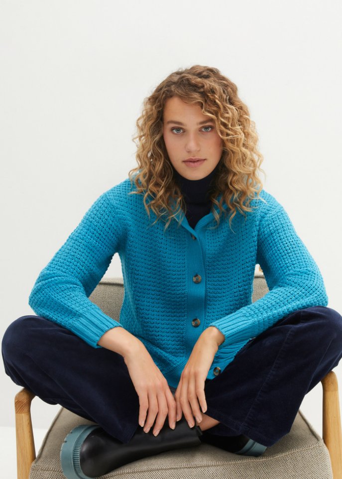 Strickjacke mit großen Knöpfen und Kapuze