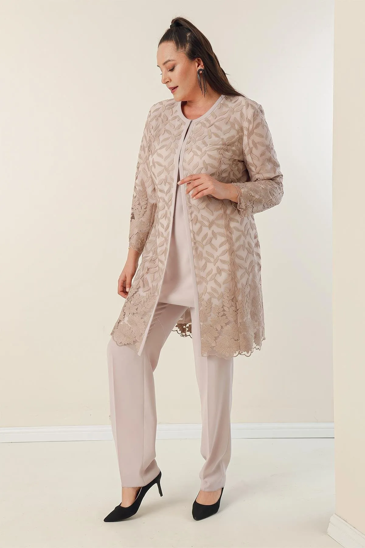 By Saygı  Dreiteiliger Anzug aus Crêpe mit Perlenstickerei, Schnürung, gefütterter Jacke, Bluse und Hose in Übergröße