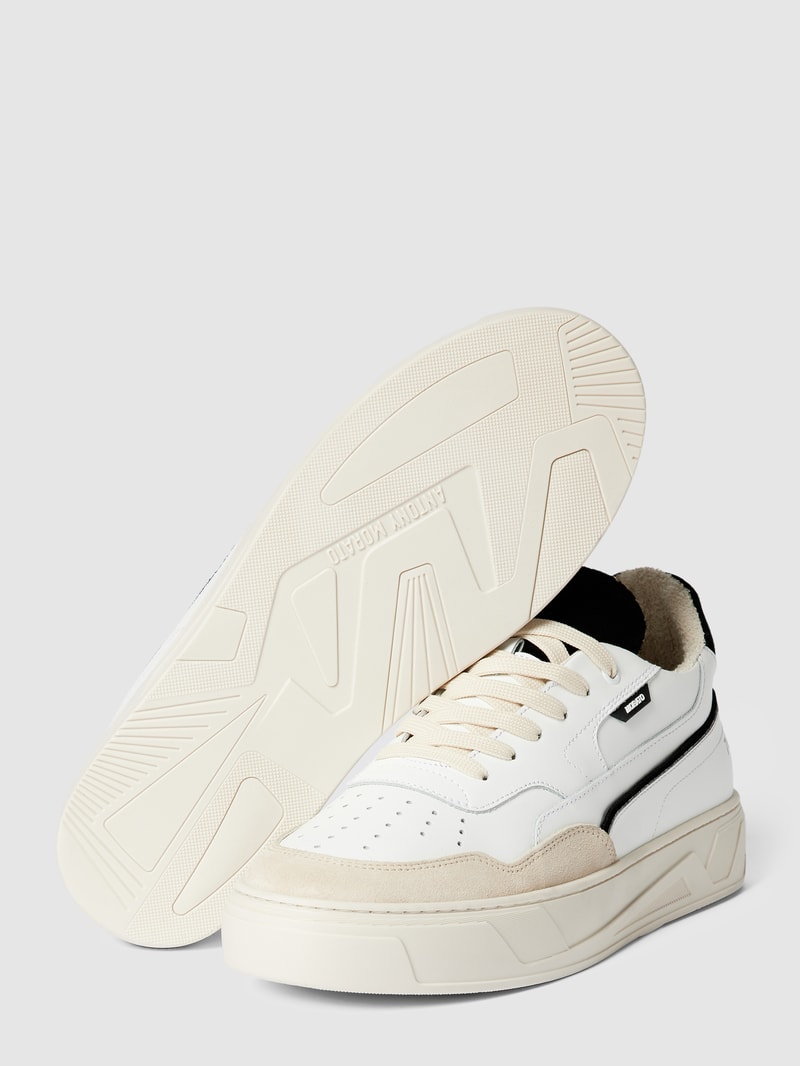 Sneaker mit Schnürverschluss in schwarz