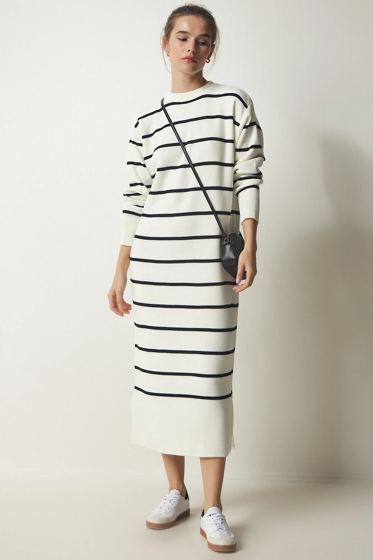 Happiness İstanbul  Ecru gestreiftes Saran-Strickkleid für Damen MU00011