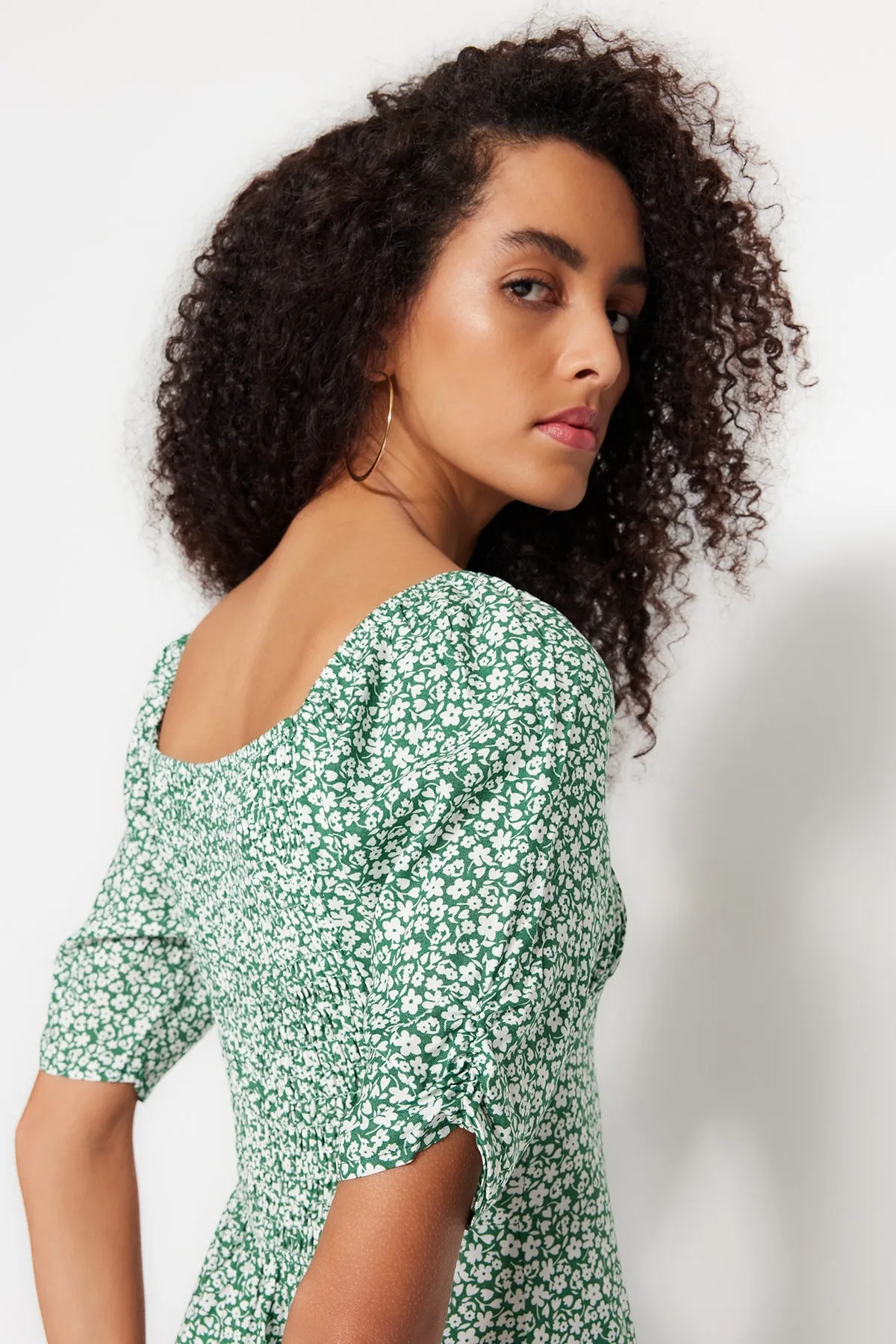 Trendyol Collection  Grünes Midi-Webkleid mit Bindedetail TWOSS23EL00410