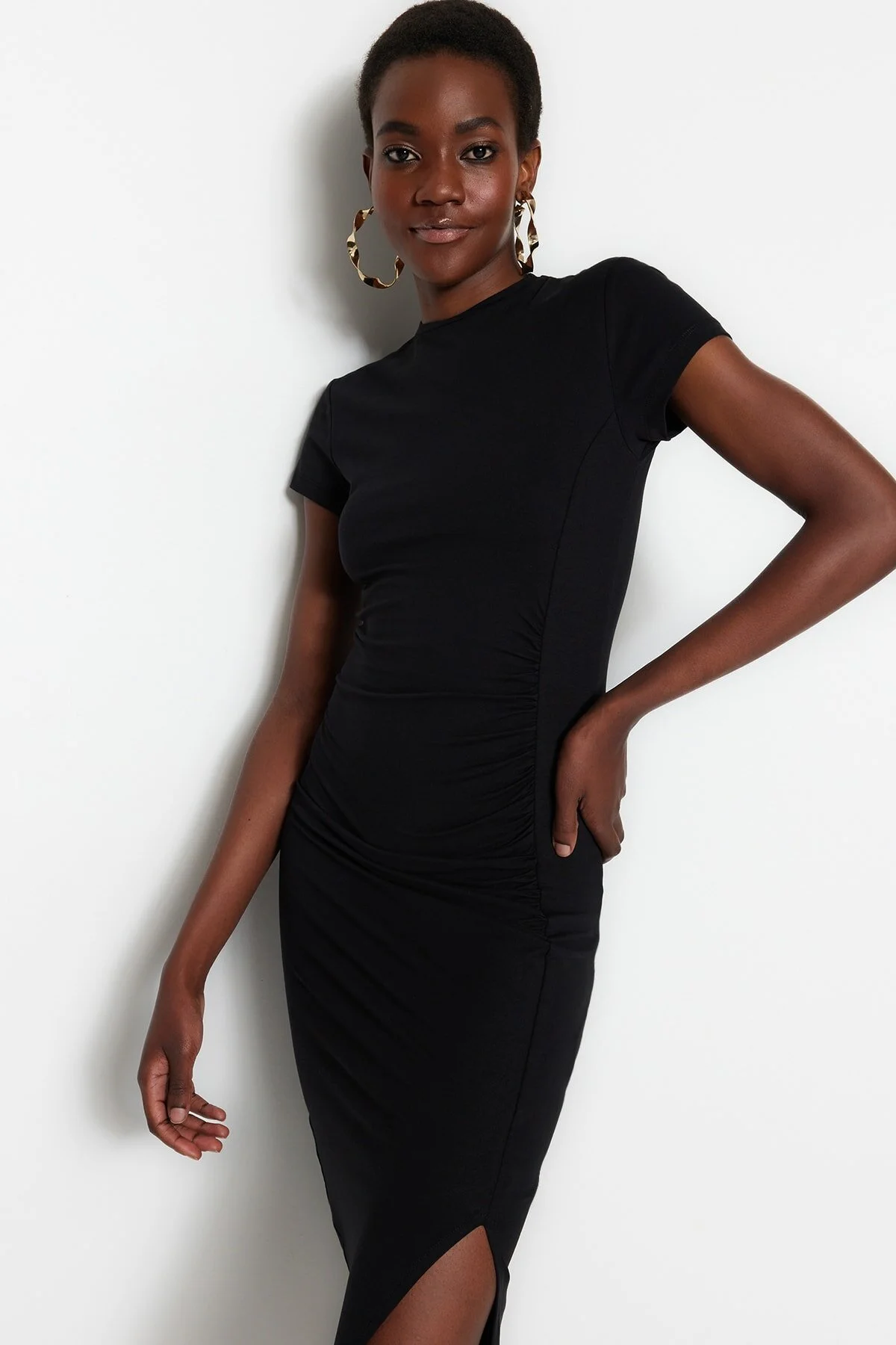 Trendyol Collection  Schwarzes tailliertes/körperbetontes Midikleid aus flexiblem Baumwollstrick mit Raffung und Schlitzdetail TWOSS23EL00777