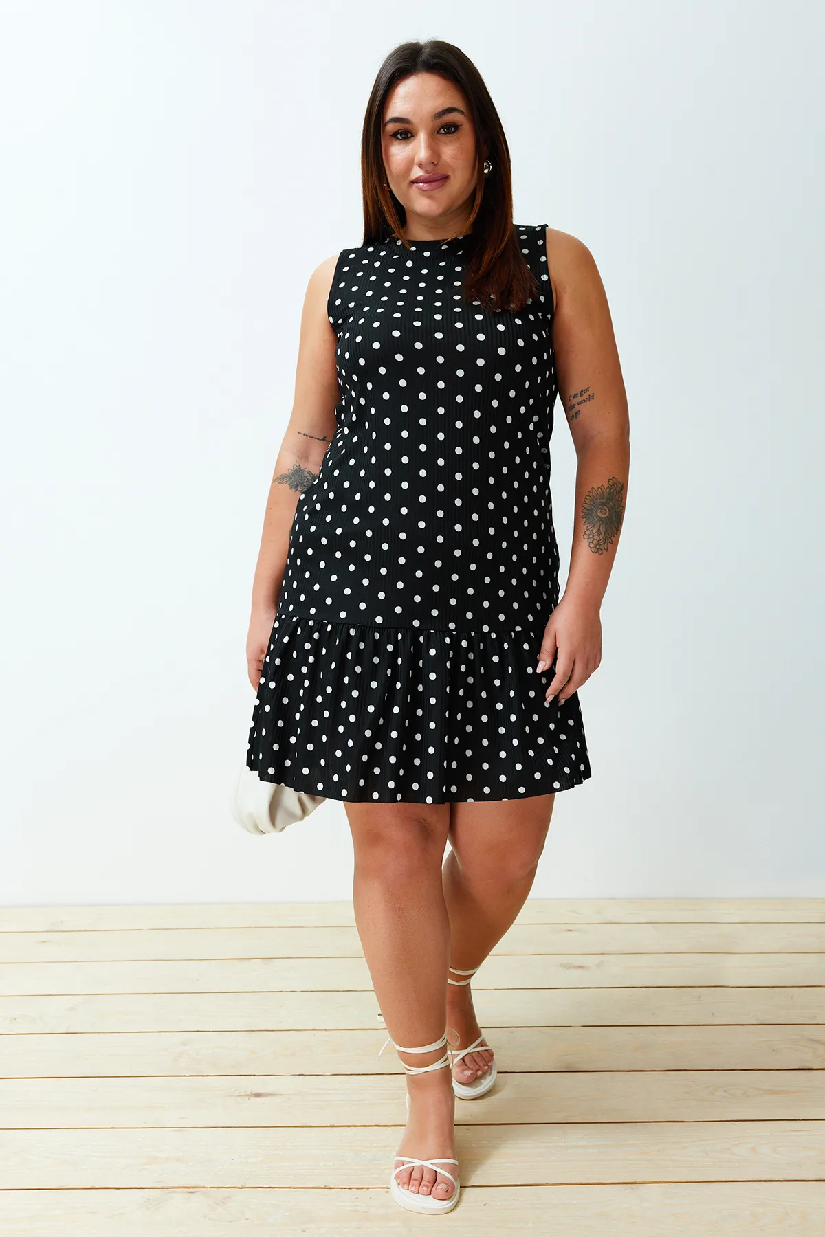 Trendyol Curve  Schwarzes, gepunktetes, ärmelloses, gerade geschnittenes Mini-Stretch-Strickkleid mit Volants TBSSS24AH00131