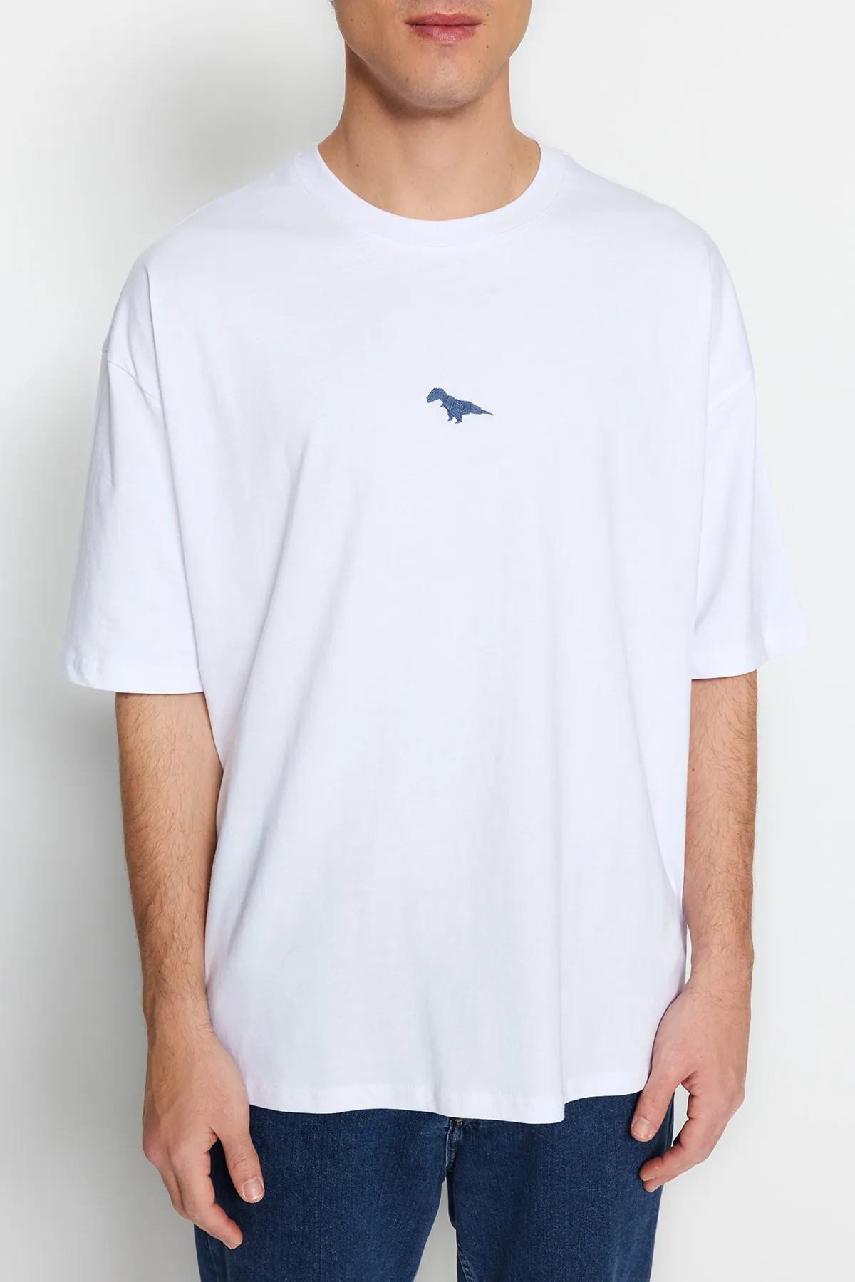 Trendyol Collection  Weißes, übergroßes/weit geschnittenes, kurzärmliges, mit Dinosauriern besticktes T-Shirt aus 100 % Baumwolle TMNSS23TS00243