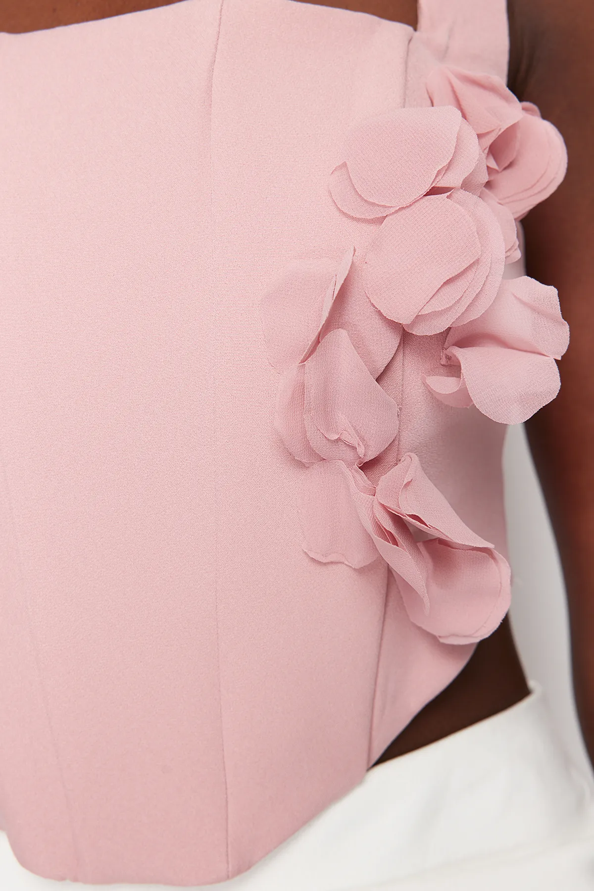 Trendyol Collection  Pudergewebtes Korsett-Bustier mit detailliertem Detail und Blumenaccessoires