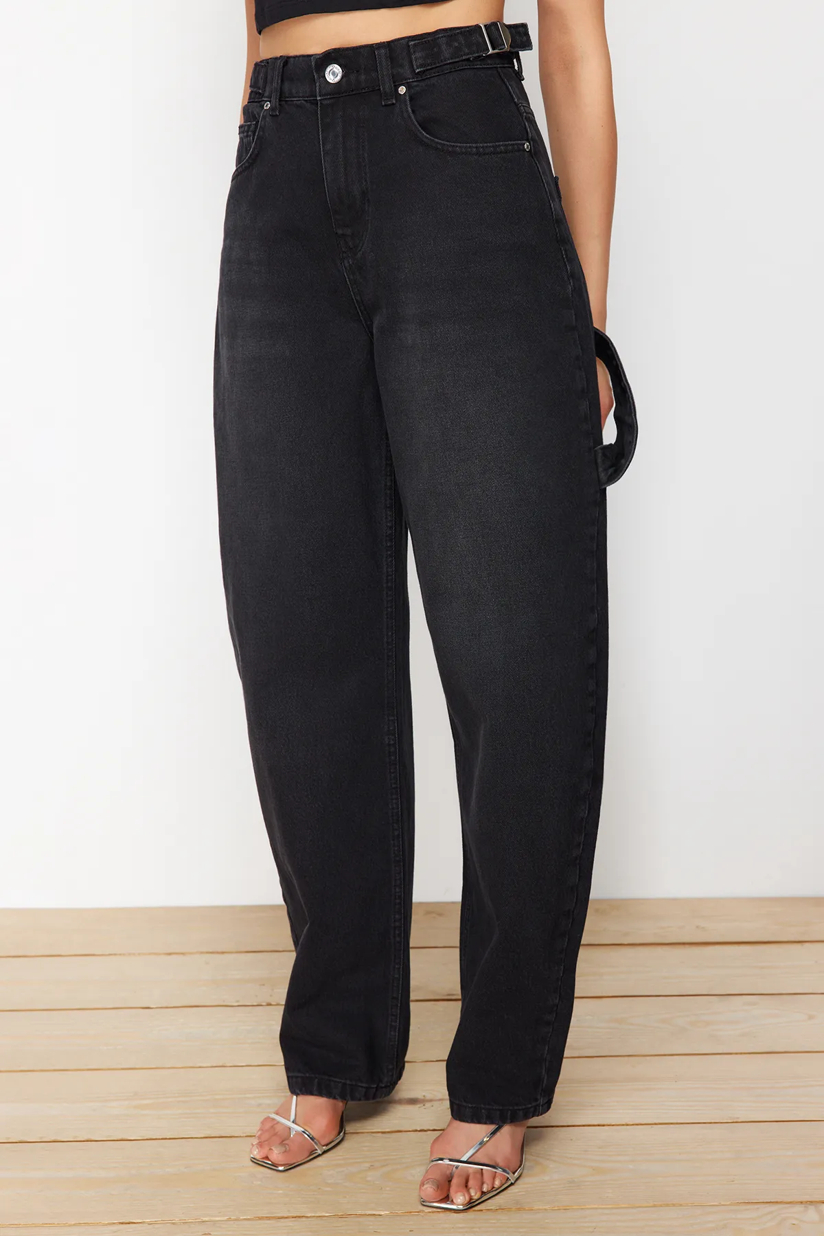 Trendyol Collection  Schwarze Carpenter-Jeans mit lockerer Passform und hoher Taille TWOAW24JE00308