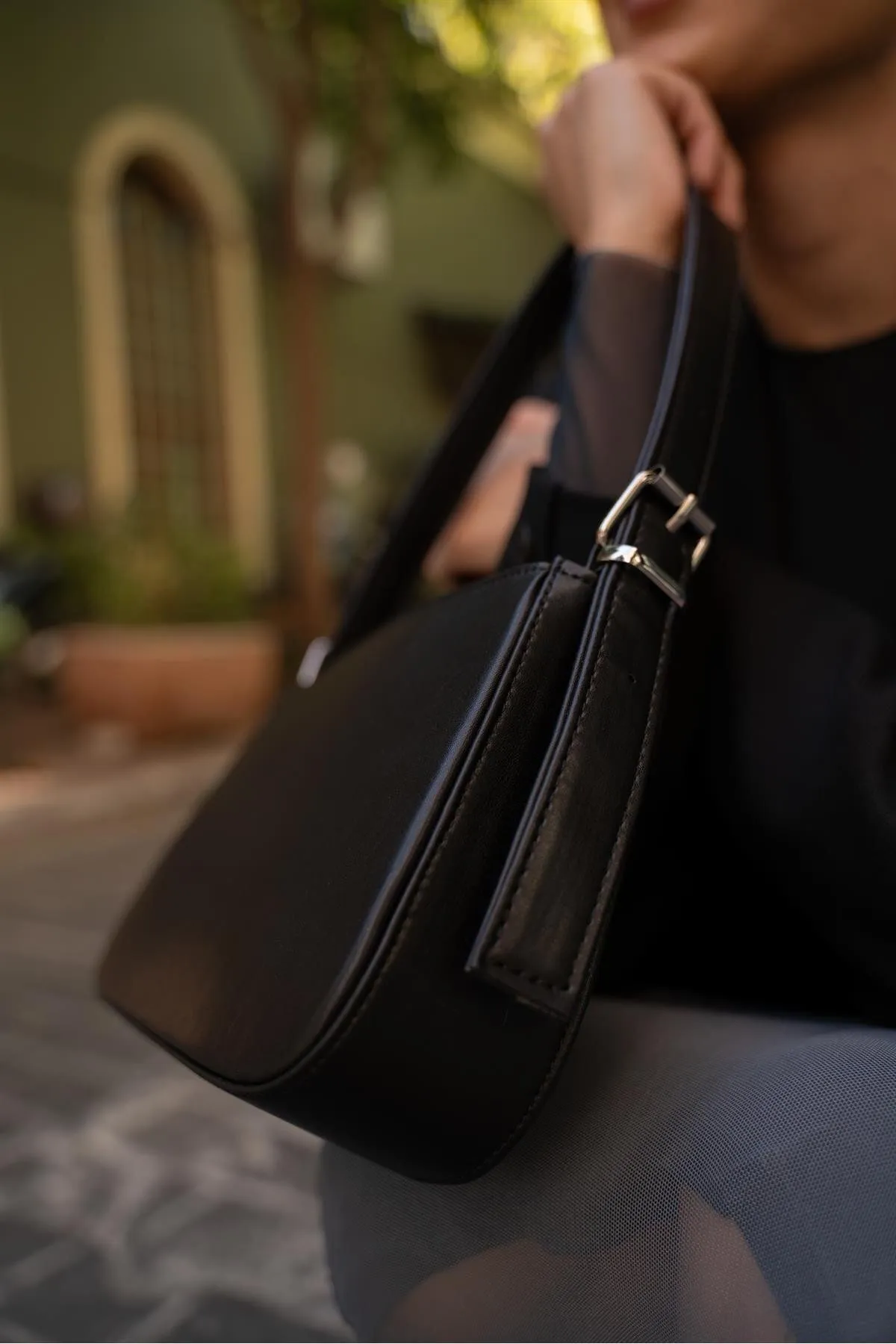 Madamra  Schwarze Baguette-Tasche für Damen mit Gürtelriemen