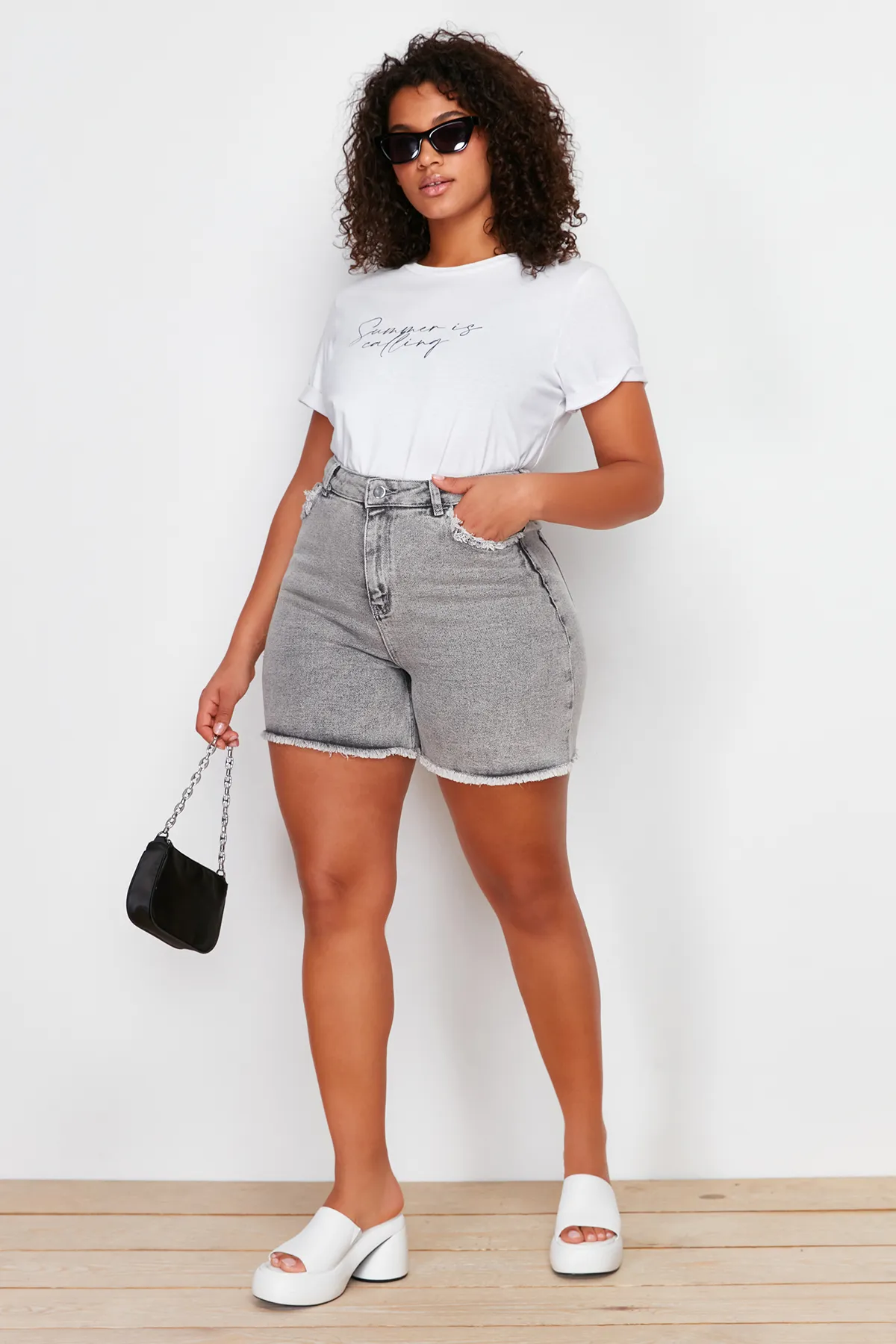 Trendyol Curve  Graue Mini-Jeansshorts mit Taschen und Quastendetails TBBSS24AP00010