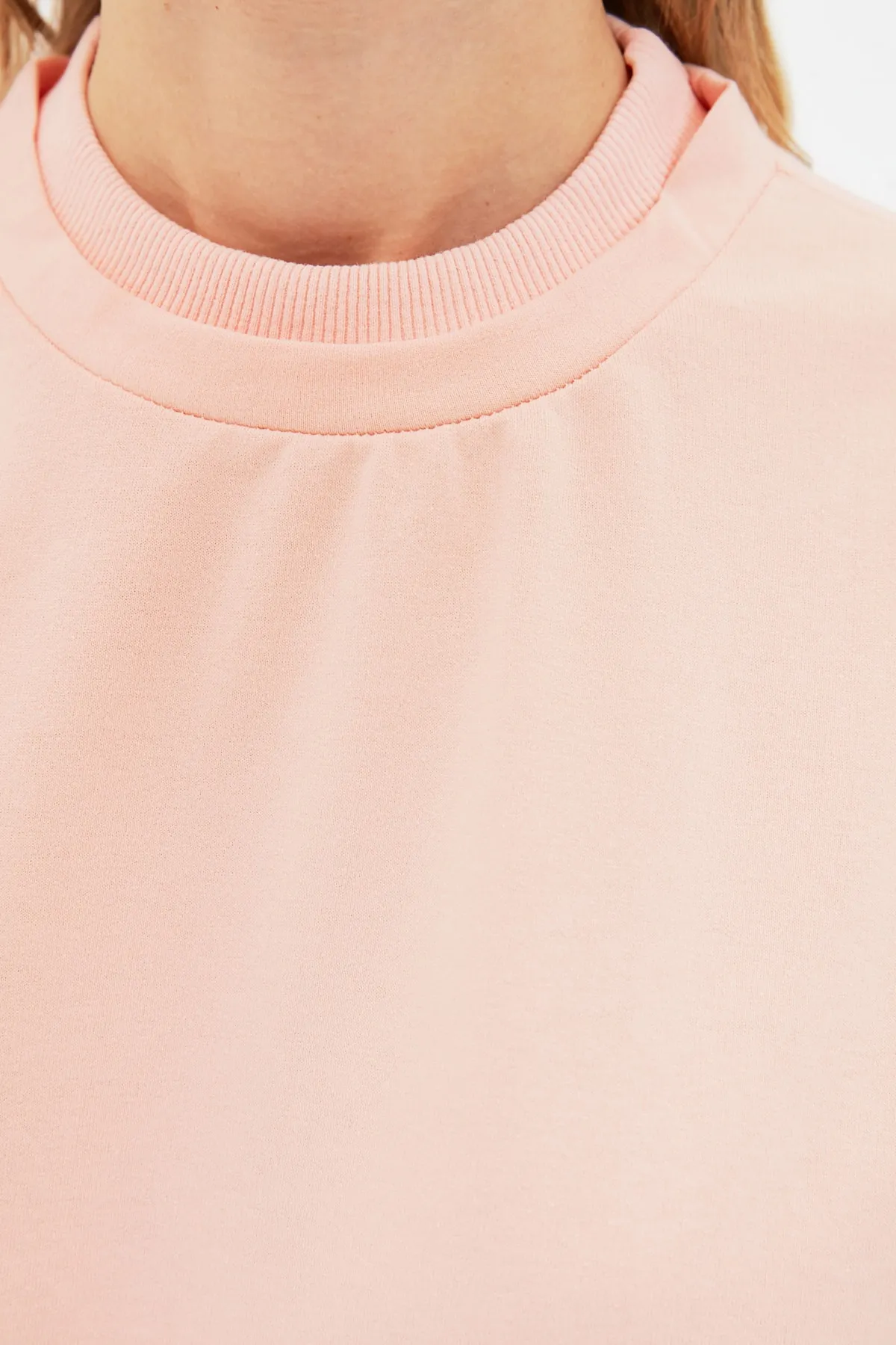 Trendyol Modest  Puderfarbenes Basic-Strick-Sweatshirt mit Stehkragen und Schlitz und detailliertem Schnitt TCTAW22TW0196