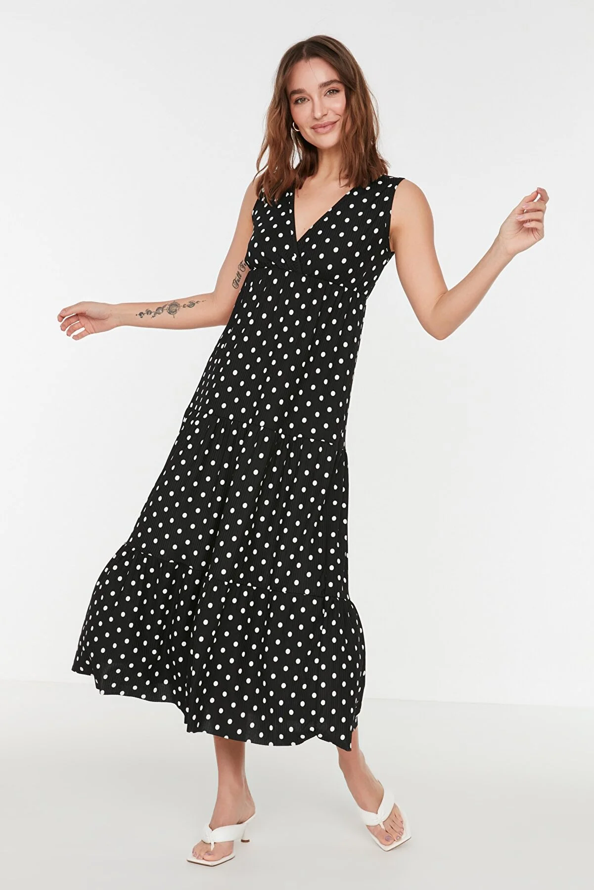 Trendyol Collection  Schwarzes, floral gemustertes, ärmelloses Maxi-Strickkleid in A-Linie mit V-Ausschnitt TWOSS22EL1588