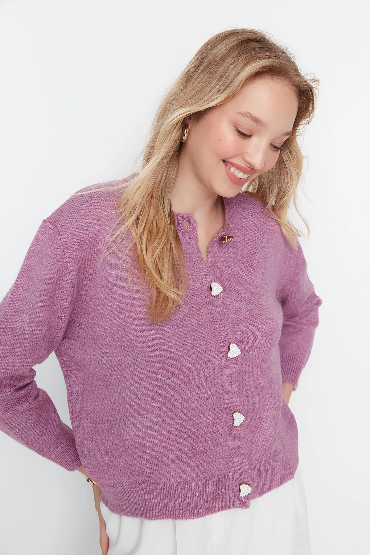 Trendyol Collection  Lilafarbener, weich strukturierter Strickcardigan mit Schmucksteinen und Knöpfen TWOAW22HI0044