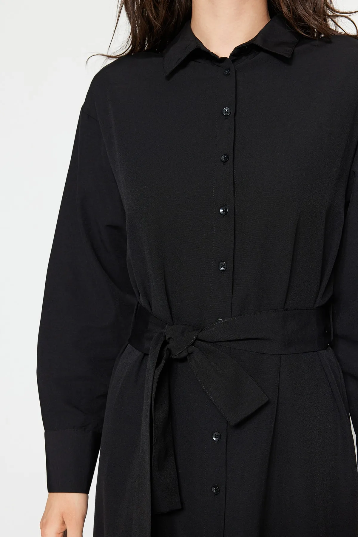Trendyol Modest  Schwarzes Hemdblusenkleid aus gewebter Baumwolle mit Gürtel und Manschetten TCTSS23EB00072
