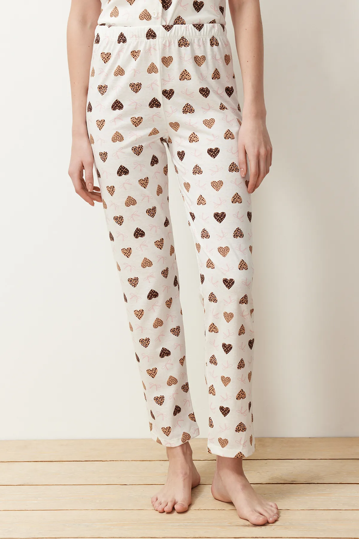 Trendyol Collection  Ecrufarbenes Pyjama-Set aus Baumwollstrick mit Herzen THMSS24PT00338