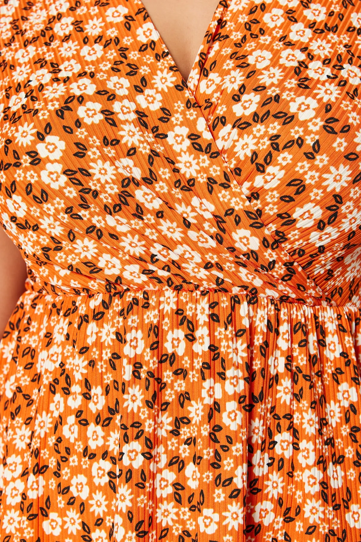 Trendyol Curve  Orangefarbenes Strickkleid mit V-Ausschnitt und Blumenmuster TBBSS22EL1638