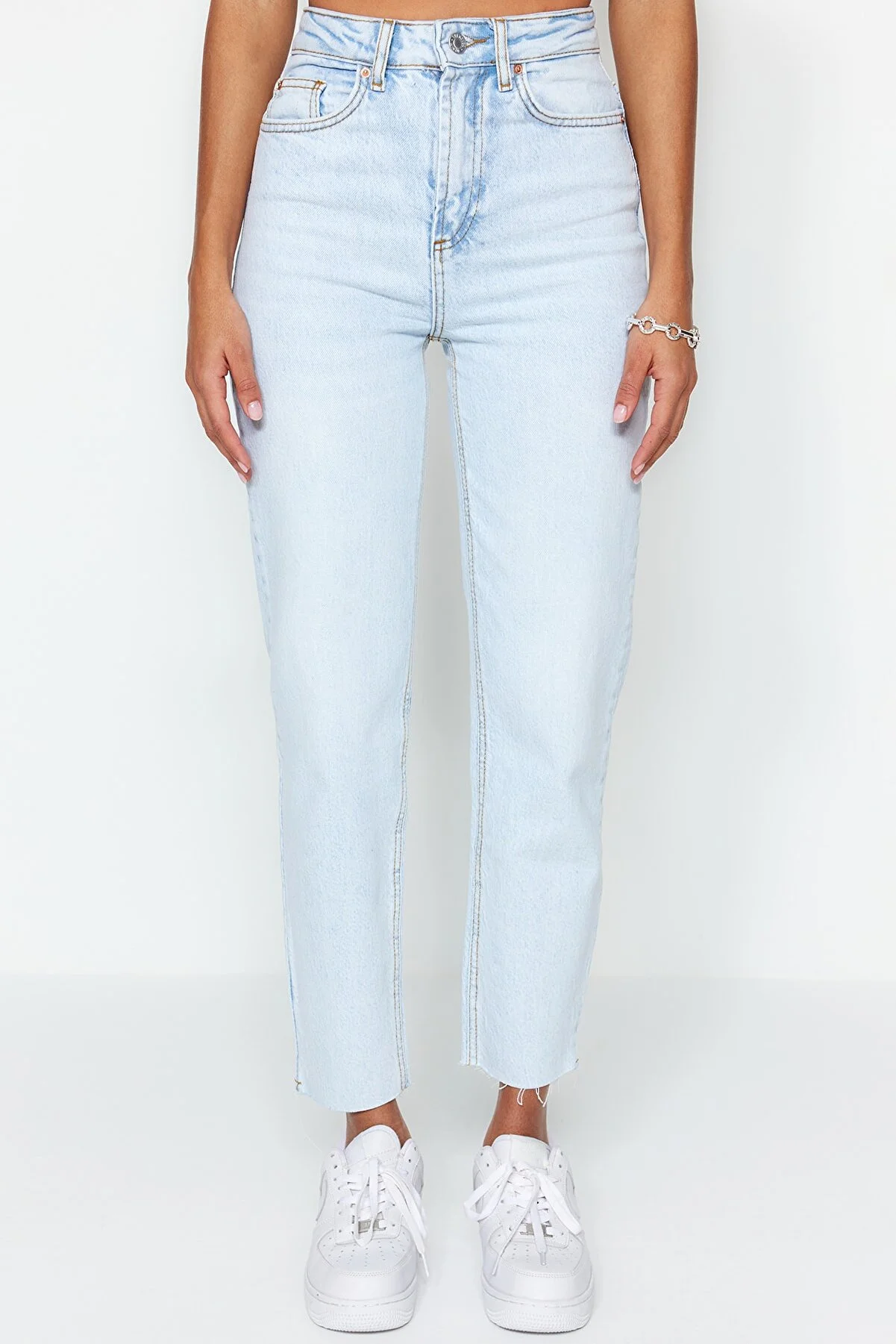 Trendyol Collection  Hellblaue Slim-Mom-Jeans mit hoher Taille TWOSS23JE00094