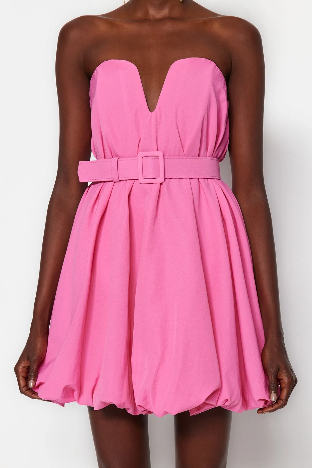 Trendyol Collection  Rosa Ballonrock, Gürtel und detailliertes Popeline-Elegantes Abendkleid TPRSS23EL00576