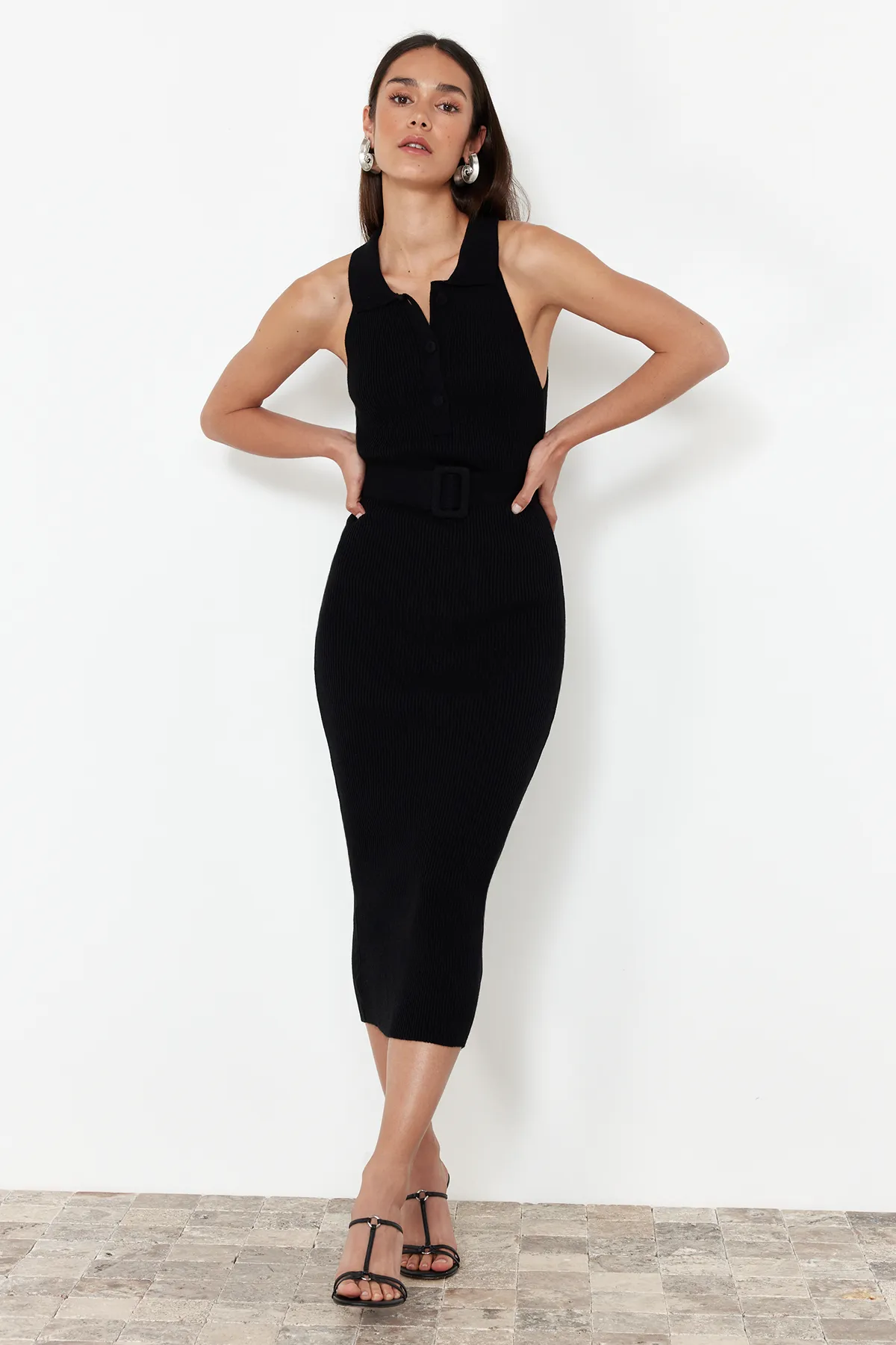 Trendyol Collection  Schwarzes Strick-Midikleid mit Gürteldetail TWOSS22EL1031