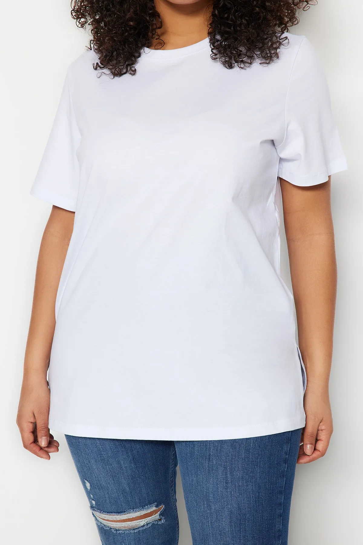 Trendyol Curve  Weißes Boyfriend-Strick-T-Shirt mit Rundhalsausschnitt und Schlitz TBBSS22BF0031