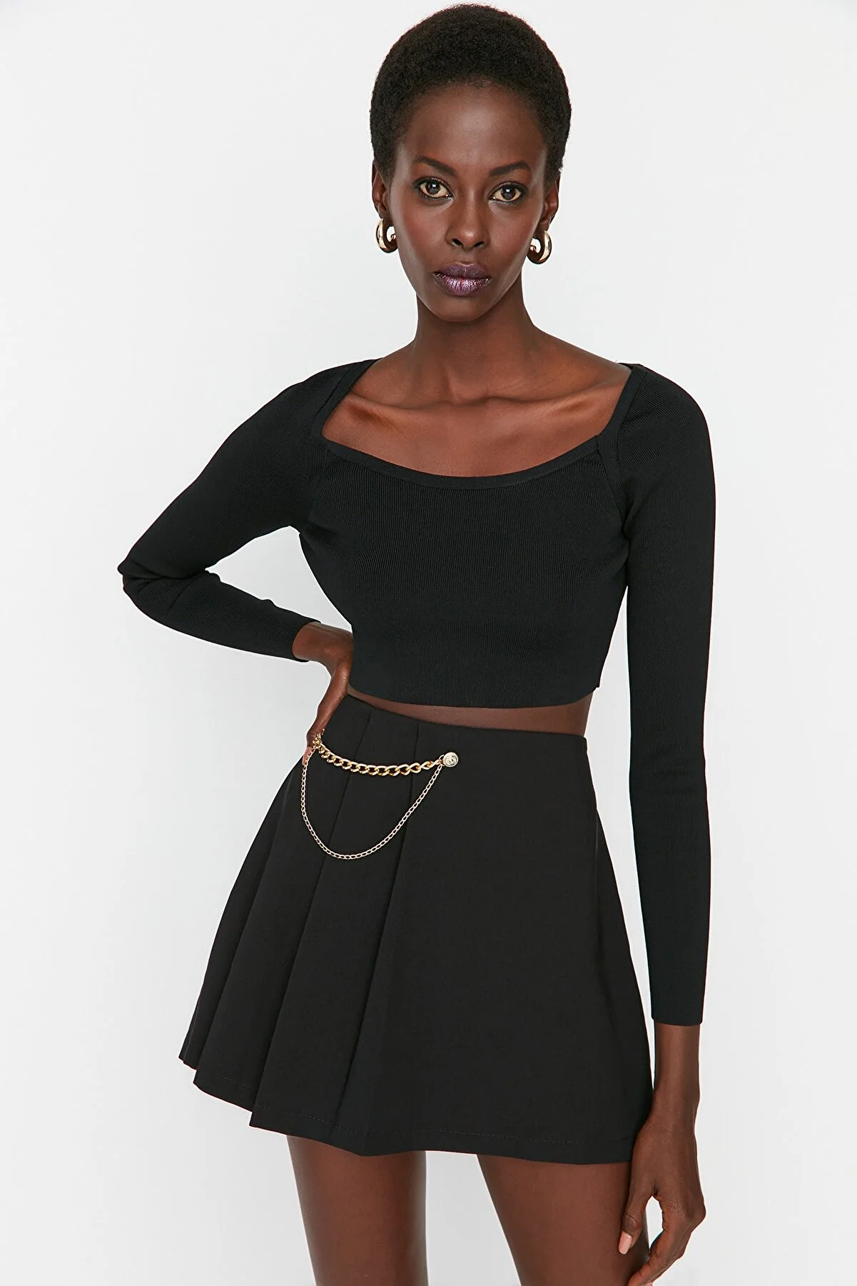 Trendyol Collection  Schwarzer gewebter Shortsrock mit Ketten- und Faltendetail TWOAW23SR00041