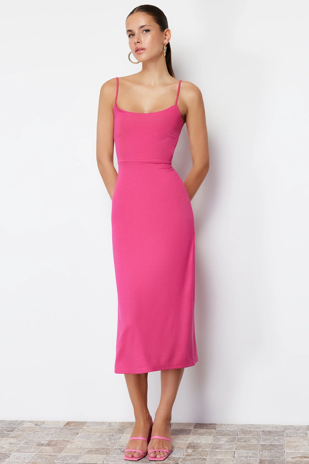 Trendyol Collection  Fuchsiafarbenes, figurbetontes Midi-Bleistiftkleid aus flexiblem Strick mit Cut-Outs, Schlitzen und Trägern TWOSS24EL00139