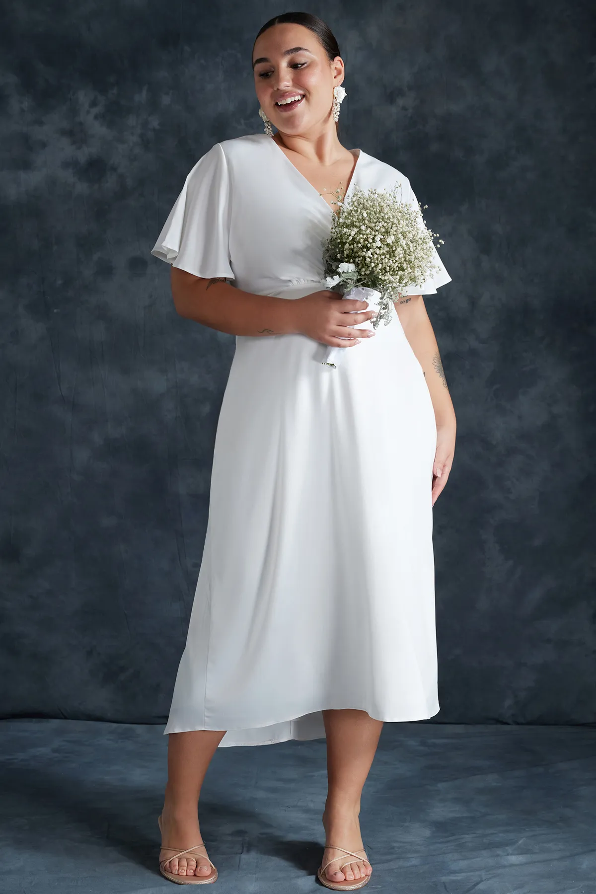 Trendyol Curve  Zweireihiges, gewebtes Brautkleid aus weißem Satin TBBSS24AH00106