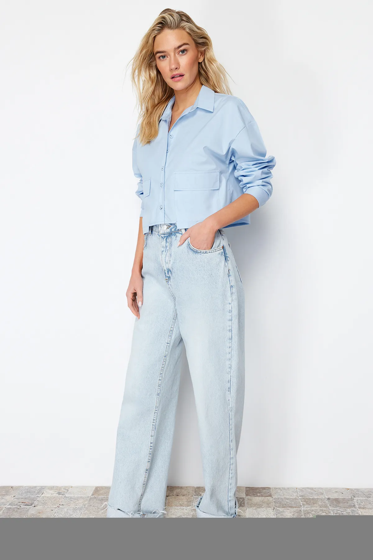 Trendyol Collection  Blaues gewebtes Crop-Shirt – Taschendetail, Regular Fit TWOSS24GO00098