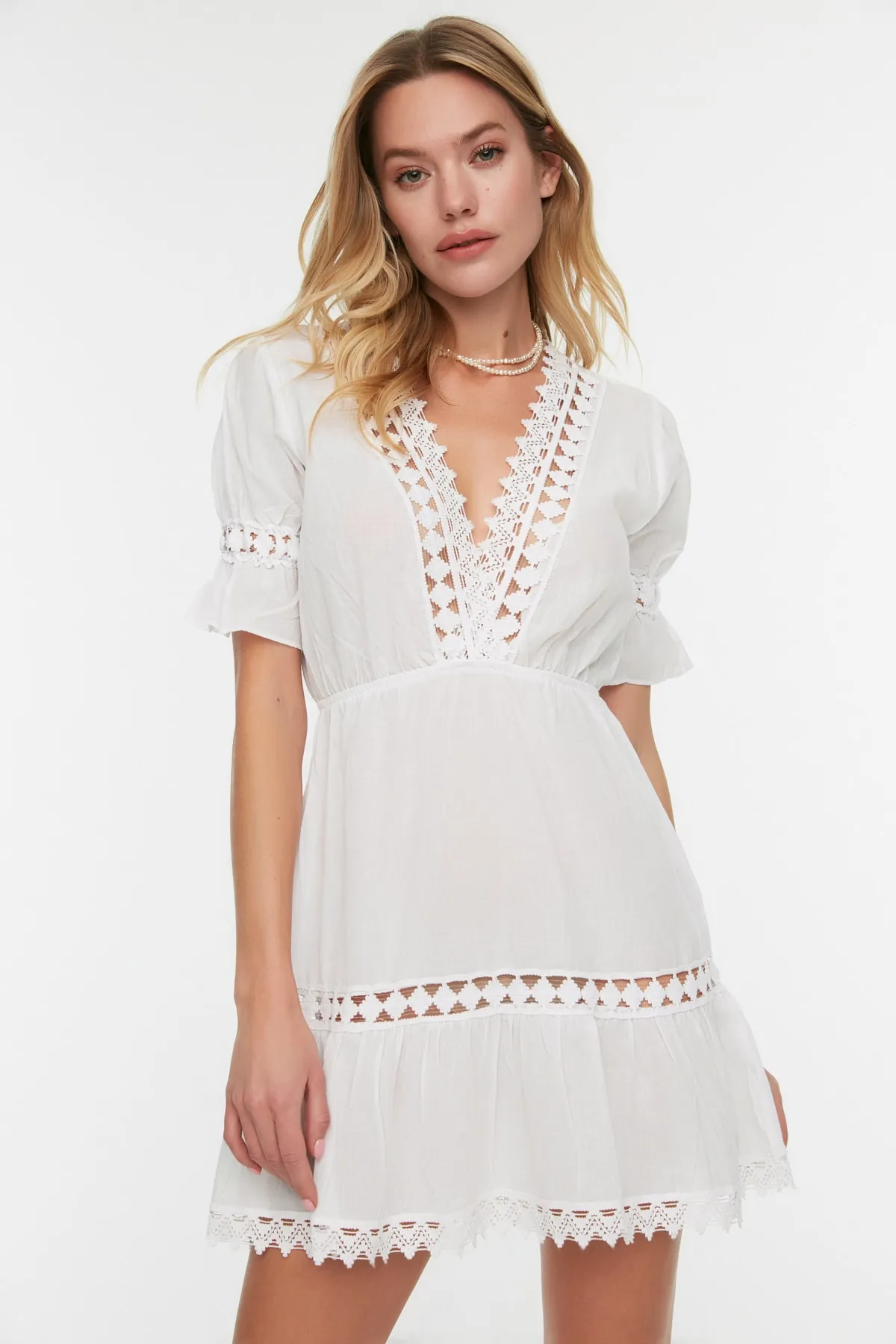 Trendyol Collection  Weißes, mit Spitze gestreiftes Strandkleid TBESS21EL4116