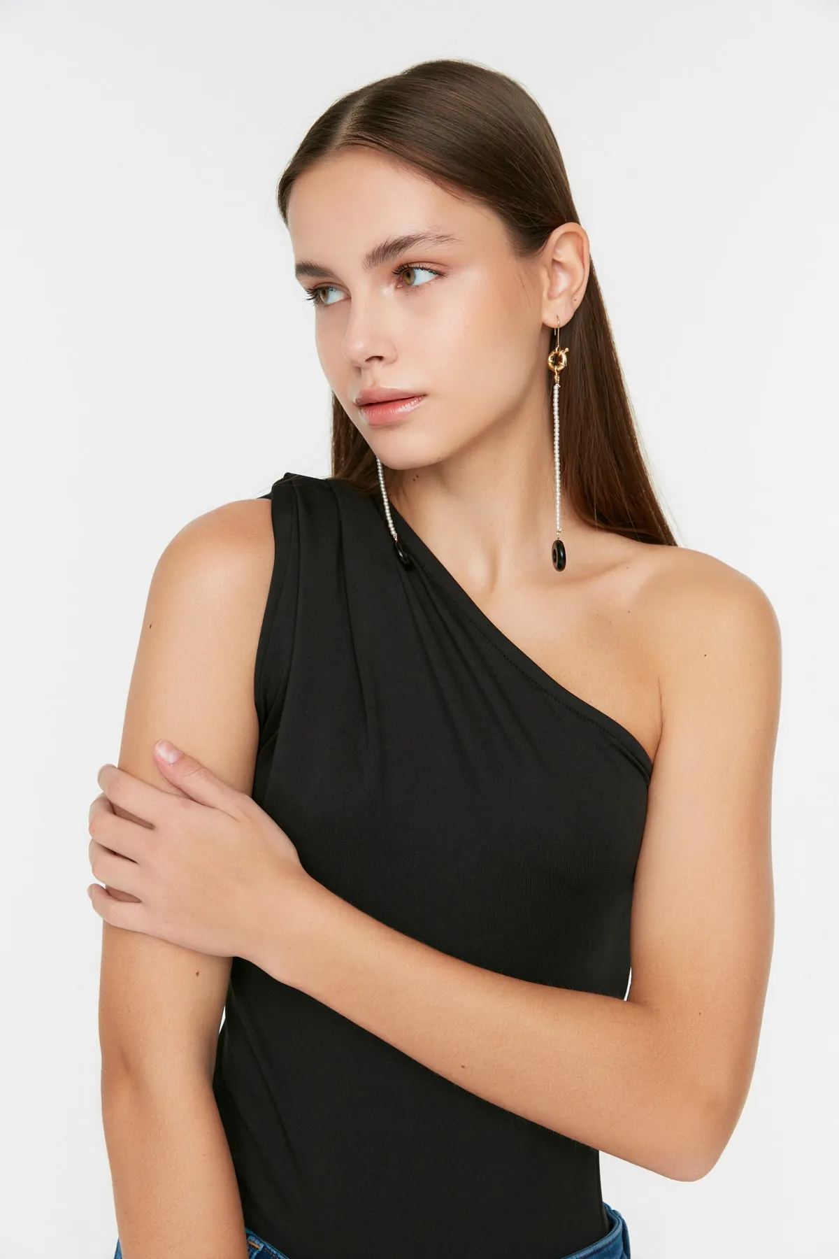 Trendyol Collection  Schwarzer flexibler Strickbody mit asymmetrischem Kragen und Druckknöpfen an der Unterseite TWOSS22BD00014