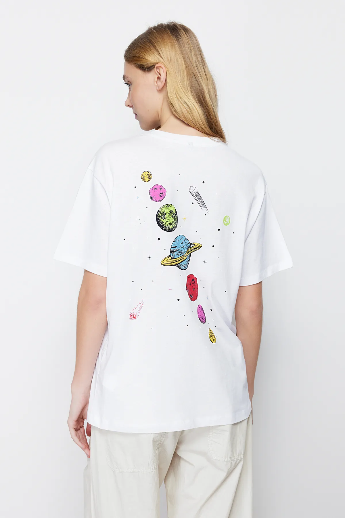 Trendyol Collection  Galaxi bedrucktes weißes T-Shirt im Boyfriend-Fit – 100 % Baumwolle, Rundhalsausschnitt – TWOSS23TS00257