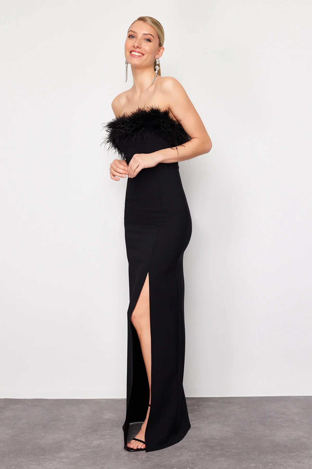 Trendyol Collection  Schwarzes, figurbetontes, gefüttertes, durchbrochenes, langes Abendkleid TPRSS22AE0095