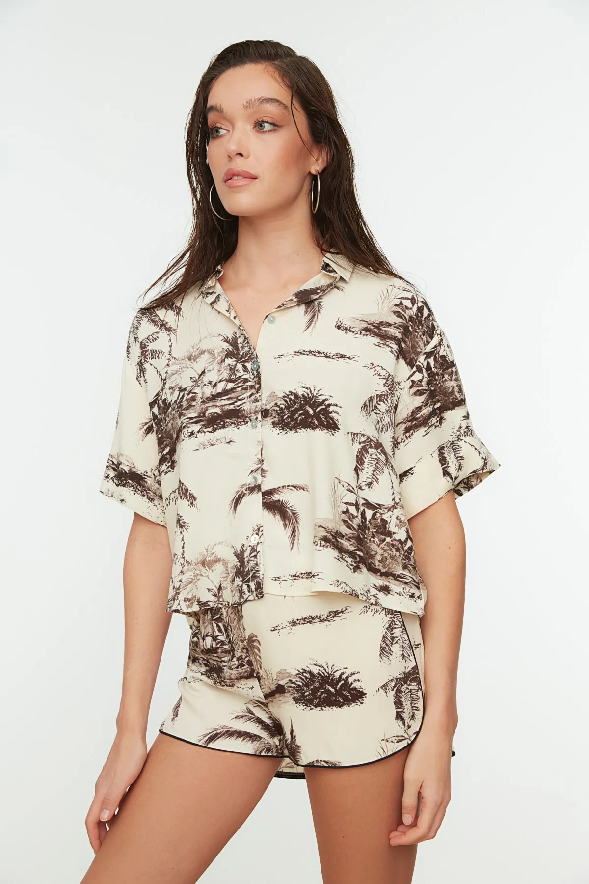 Trendyol Collection  Braut-Hemd-Shorts-Set mit tropischem Muster aus Webstoff TBESS21AU0078