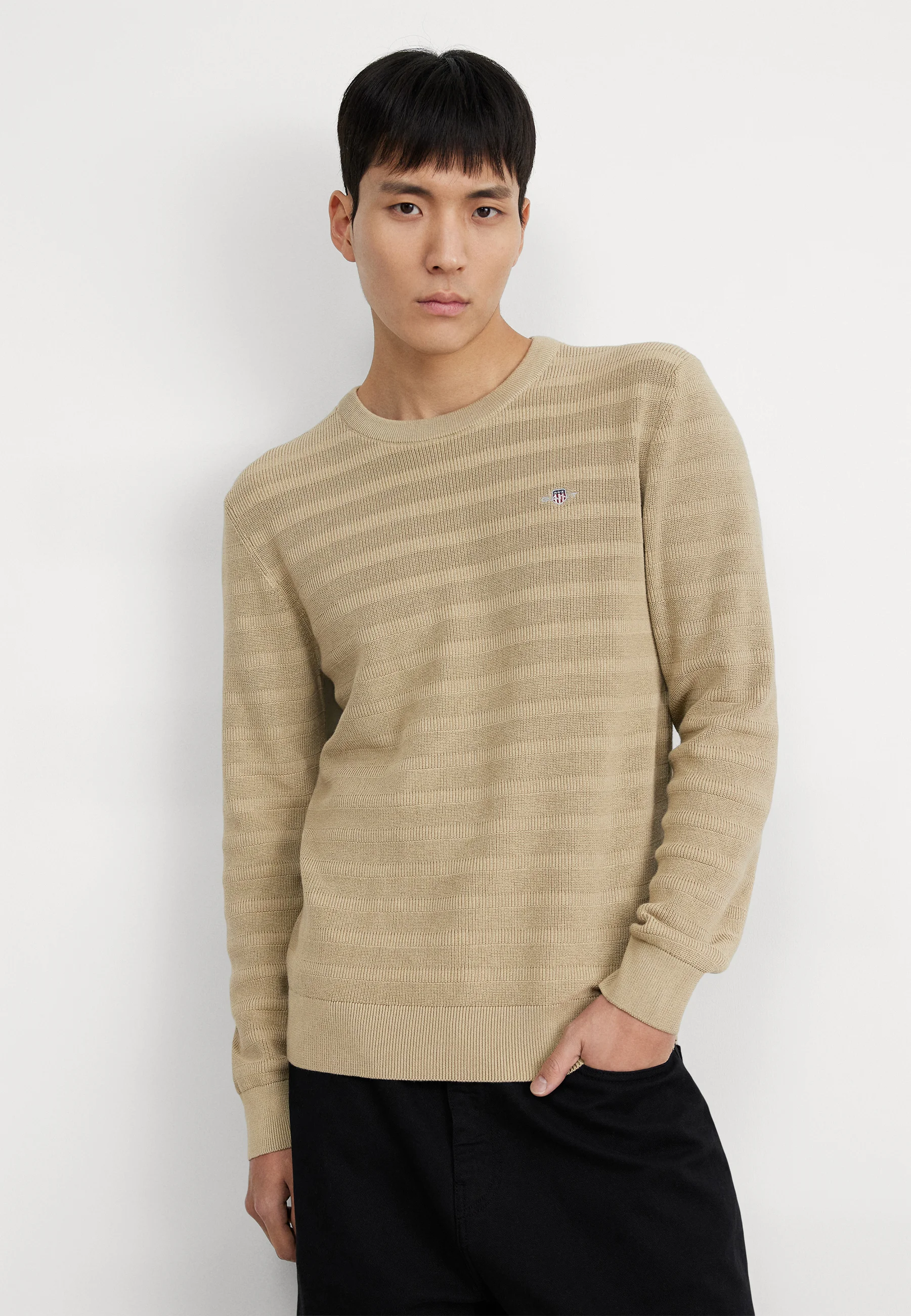 Suéter GANT con cuello en C y textura de rayas