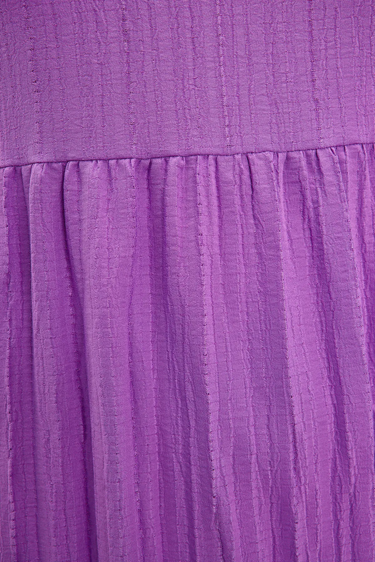 Trendyol Modest  Lilafarbenes, gewebtes Kleid in Crinkle-Optik mit hohem Kragen und weiter Passform TCTSS22EB00171