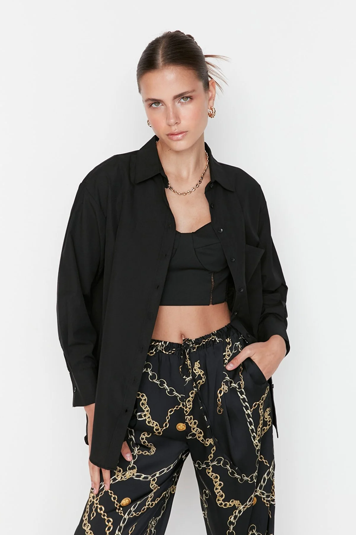 Trendyol Collection  Schwarzes Boyfriend-Hemd mit breiter Passform und gewebter Baumwolle und einer Tasche TWOAW20GO0115
