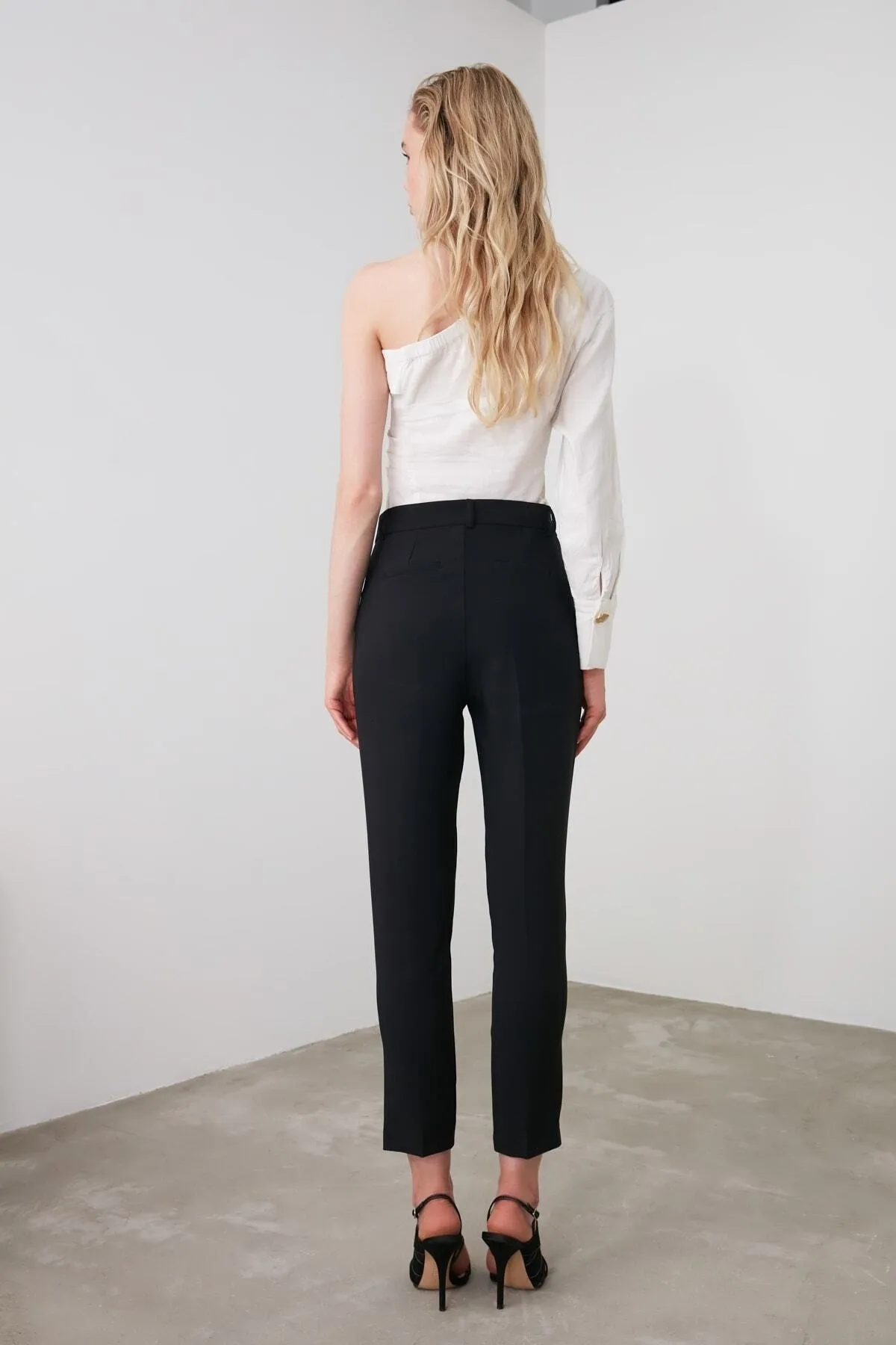 Trendyol Collection  Schwarze, gewebte Basic-Hose mit schmalem Bein und Zigarettenmuster TWOSS19ST0038