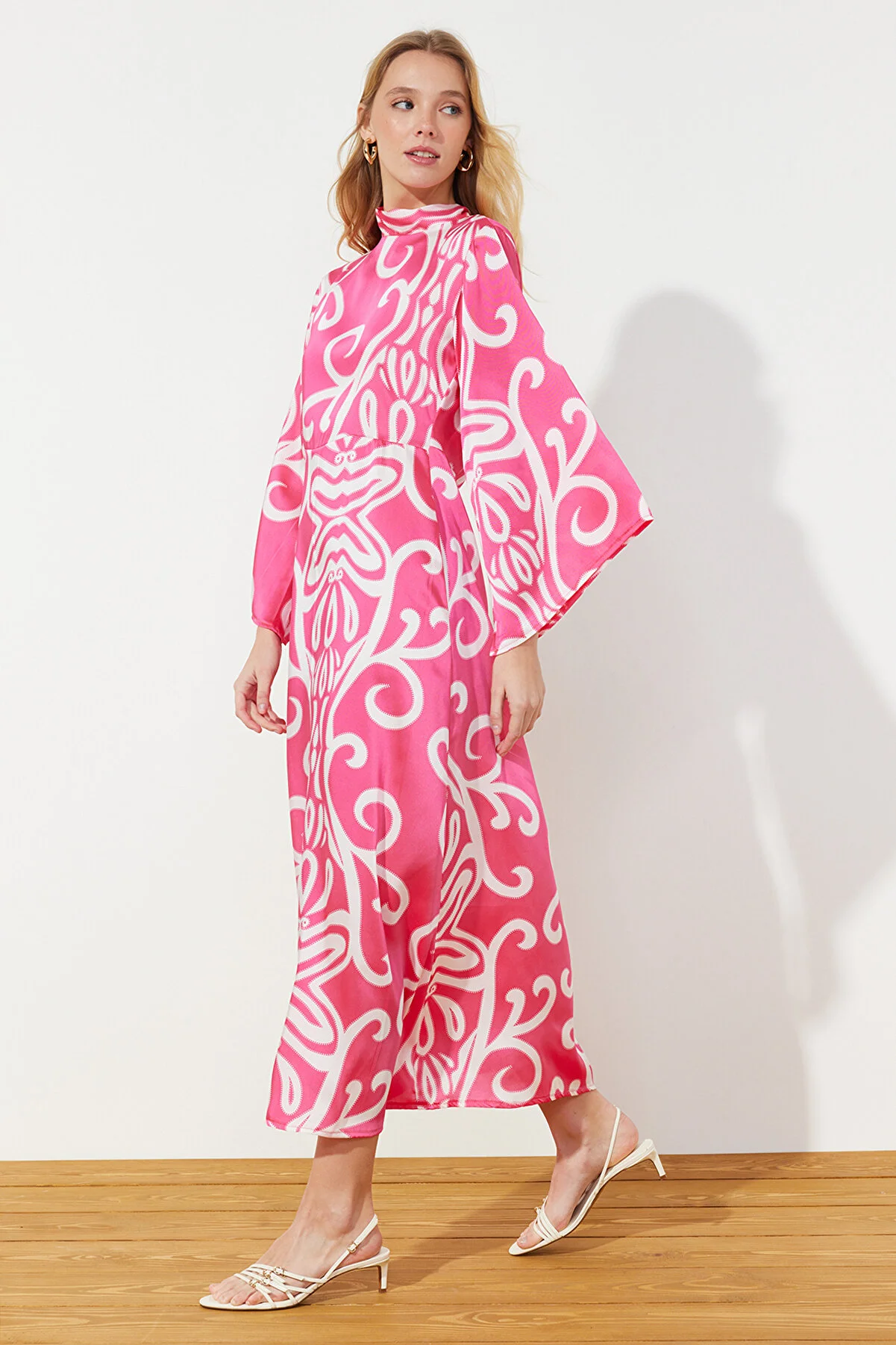 Trendyol Modest  Ecru Fuchsia gemustertes, gewebtes Satin-Abendkleid TCTSS24DB00017