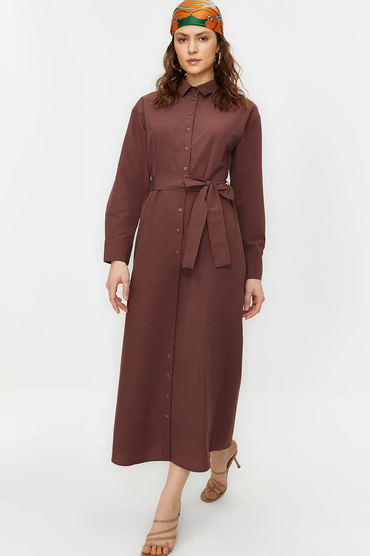 Trendyol Modest  Braunes Hemdkleid aus gewebter Baumwolle mit Gürtel und Bündchen TCTSS23EB00072