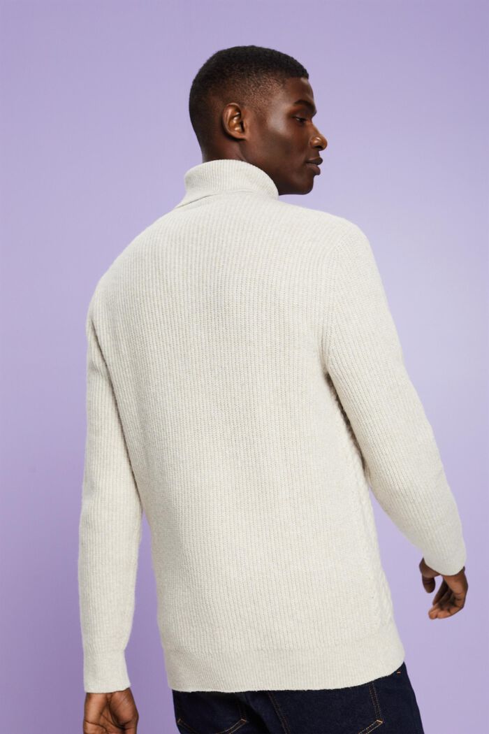 Rollkragenpullover im Zopfstrick-Design