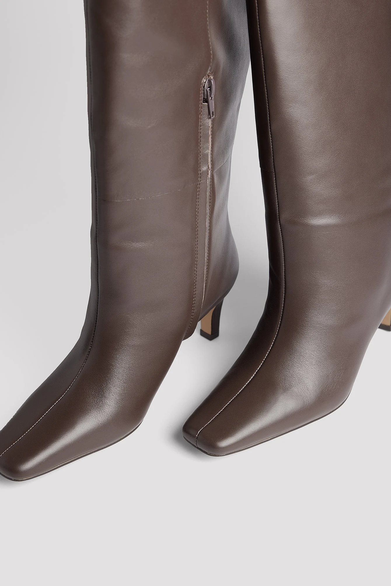 Stiletto-Lederstiefel mit weitem Schaft