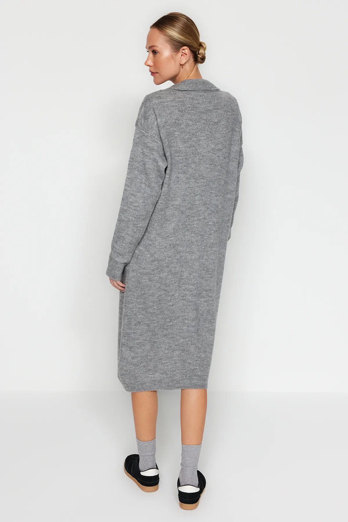 Trendyol Collection  Graues, nachhaltigeres Midi-Strickkleid TWOAW24EL00520