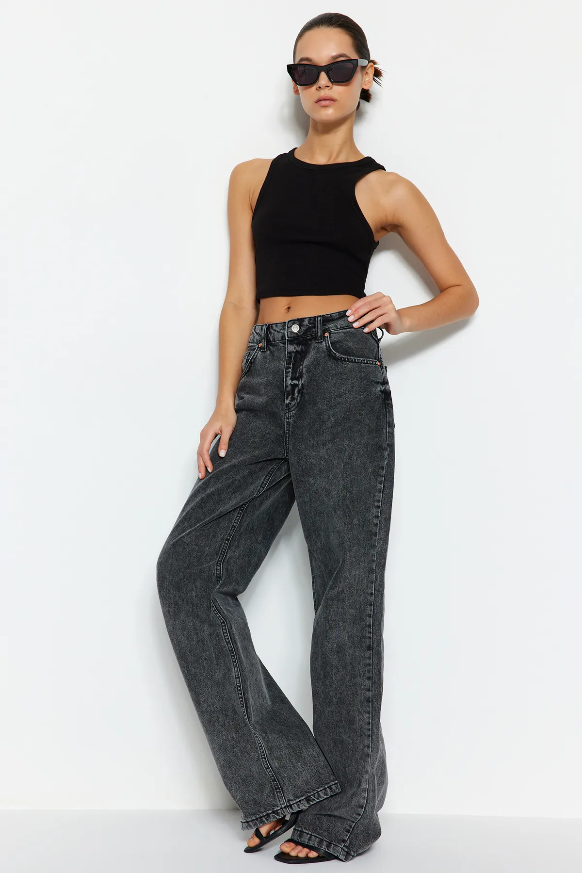 Trendyol Collection  Anthrazitfarbene High-Waist-Jeans mit weitem Bein TWOSS24JE00050