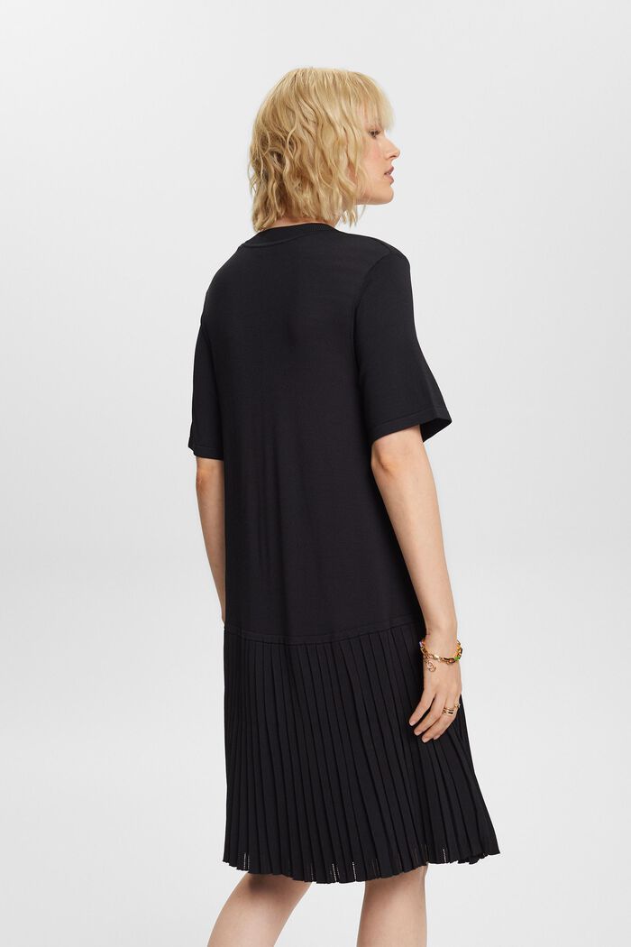 Plissiertes Kleid mit tiefer Taille