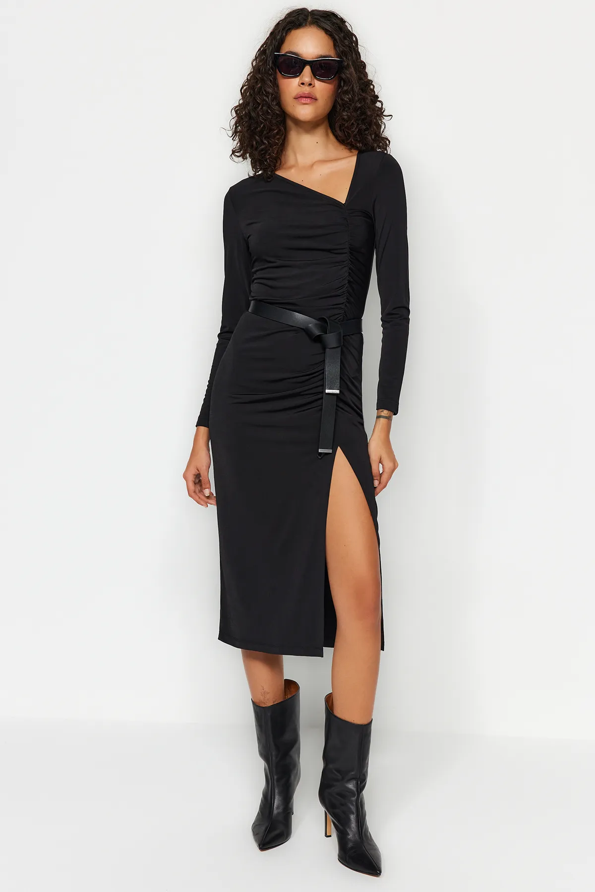 Trendyol Collection  Schwarzes Midi-Strickkleid mit asymmetrischem Kragen und Schlitz TWOAW24EL00118